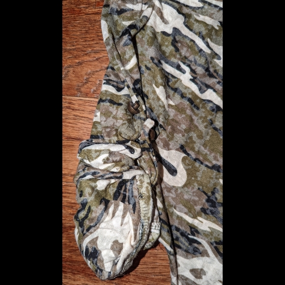 Body Central Y2K asymmetrical army camo lightweight batwing blouse - Picture 2 of 6